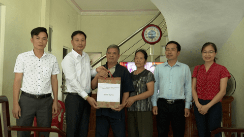 Đồng chí Phó Chủ tịch UBND thành phố tặng quà các gia đình chính sách tại xã San Thàng.