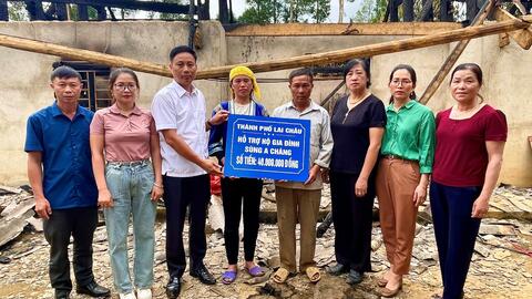 Trao tiền hỗ trợ cho gia đình bị hỏa hoạn tại xã Sùng Phài