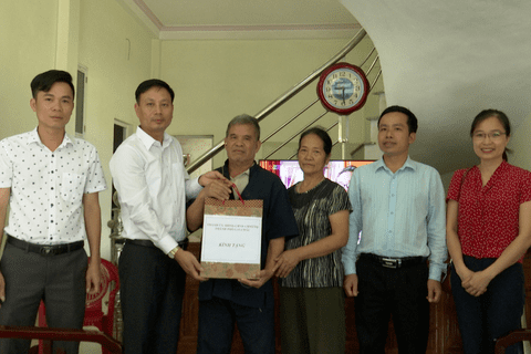 Đồng chí Phó Chủ tịch UBND thành phố tặng quà các gia đình chính sách tại xã San Thàng.