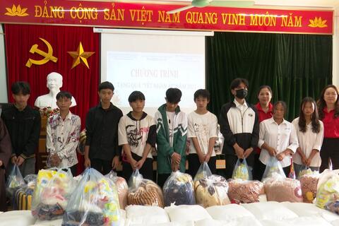 Trao tặng 200 suất quà cho hộ nghèo, học sinh nghèo trên địa bàn thành phố Lai Châu