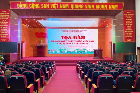 Hội thầy thuốc hưu trí thành phố Lai Châu tổ chức tọa đàm kỷ niệm 68 năm Ngày thầy thuốc Việt Nam.