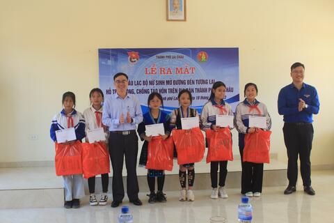 Ra mắt câu lạc bộ “Nữ sinh mở đường đến tương lai” hỗ trợ phòng, chống tảo hôn