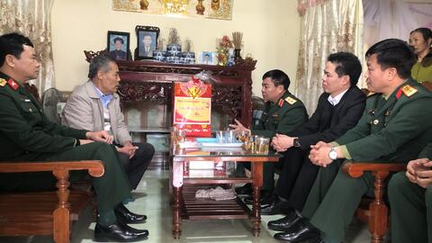 Đoàn công tác Bộ Tư lệnh Quân khu 2 thăm tặng quà gia đình chính sách, người có công tại thành phố Lai Châu