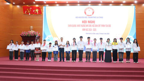 Hội nghị tuyên dương, khen thưởng cá nhân đạt thành tích cao năm học 2024 - 2025