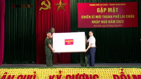 Đoàn công tác thành phố Lai Châu thăm, tặng quà các chiến sĩ mới nhập ngũ năm 2022