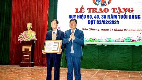 Tân Phong trao tặng Huy hiệu Đảng đợt mùng 3/2/2024