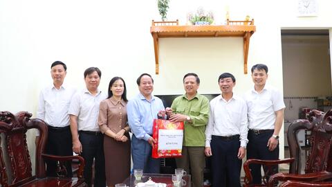 Đoàn công tác của tỉnh, thành phố thăm và tặng quà gia đình người có công với cách mạng trên địa bàn thành phố Lai Châu nhân dịp 30/4
