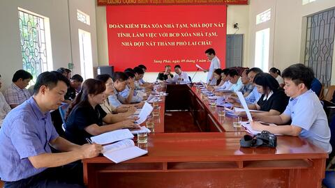 Đoàn kiểm tra xóa nhà tạm, nhà dột nát tỉnh làm việc với BCĐ xóa nhà tạm, nhà dột nát thành phố Lai Châu