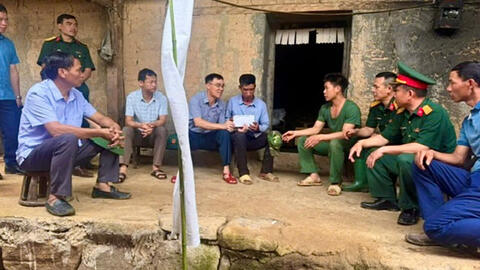 Thành phố Lai Châu thăm hỏi gia đình có người tử vong trong vụ sạt lở đất tại xã Sì Lở Lầu, huyện Phong Thổ