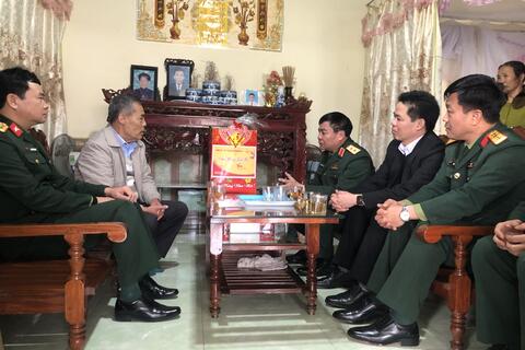 Đoàn công tác Bộ Tư lệnh Quân khu 2 thăm tặng quà gia đình chính sách, người có công tại thành phố Lai Châu