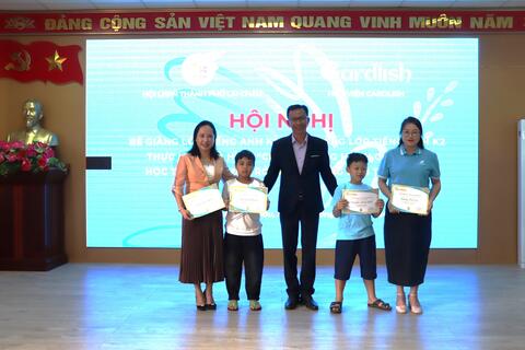 Bế giảng lớp tiếng Anh K1 và Khai giảng lớp tiếng Anh K2 thực hiện mô hình “Cha mẹ đồng hành cùng con học tiếng Anh để trở thành công dân toàn cầu”