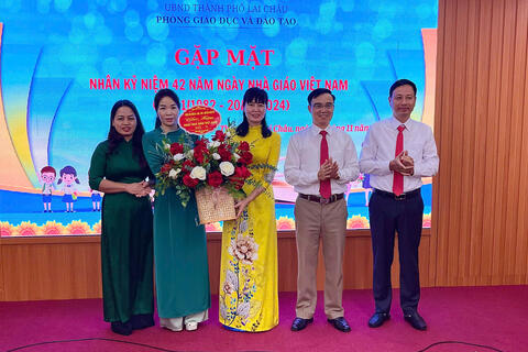 Phòng GD&ĐT thành phố giao ban nửa đầu học kì I, năm học 2024 – 2025 và Gặp mặt nhân kỉ niệm 42 năm Ngày nhà giáo Việt Nam