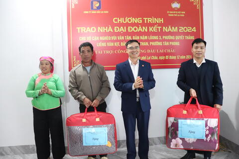 Trao nhà Đại đoàn kết cho các hộ cận nghèo năm 2024