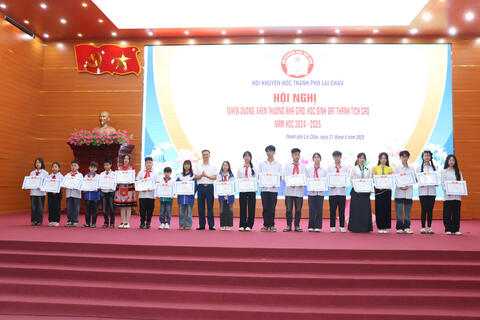 Hội nghị tuyên dương, khen thưởng cá nhân đạt thành tích cao năm học 2024 - 2025