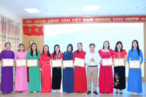 Hội nghị sơ kết công tác Hội và phong trào phụ nữ 6 tháng đầu năm 2025; Biểu dương điển hình “Học tập và làm theo tư tưởng, đạo đức, phong cách Hồ Chí Minh”