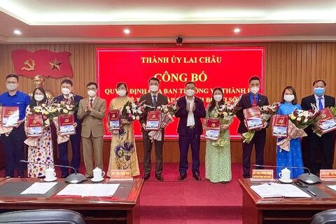 Ban Thường vụ Thành ủy Lai Châu công bố quyết định thành lập các chi bộ cơ sở