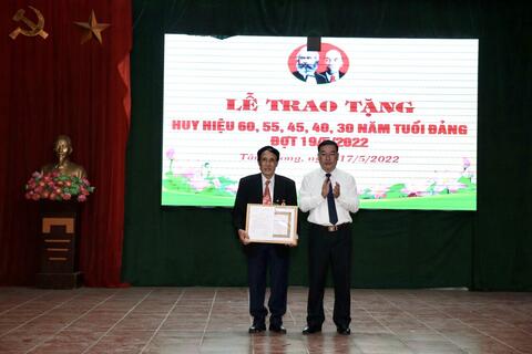 Phường Tân Phong tổ chức Lễ trao tặng Huy hiệu Đảng