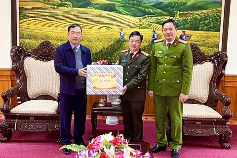 Đồng chí Bí thư Thành ủy Lai Châu thăm, tặng quà và chúc tết các đơn vị Công an, Quân sự, Bộ đội biên phòng tỉnh.