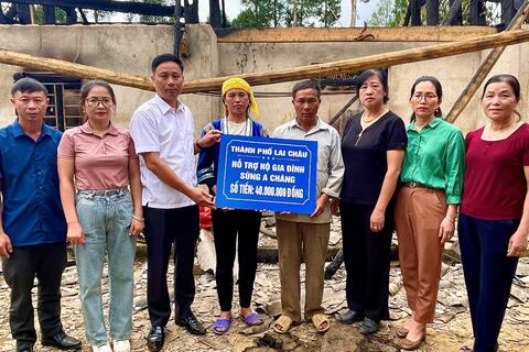 Trao tiền hỗ trợ cho gia đình bị hỏa hoạn tại xã Sùng Phài