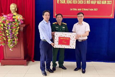 Đoàn công tác của thành phố Lai Châu thăm, động viên chiến sĩ mới tại Trung đoàn 880 – Bộ Chỉ huy Quân sự tỉnh Lai Châu
