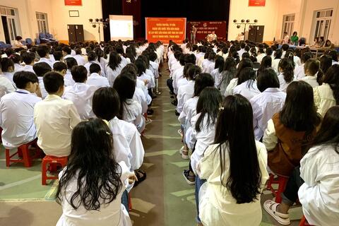 400 học sinh Trường PTDTNT tỉnh được tuyên truyền tác hại của tảo hôn