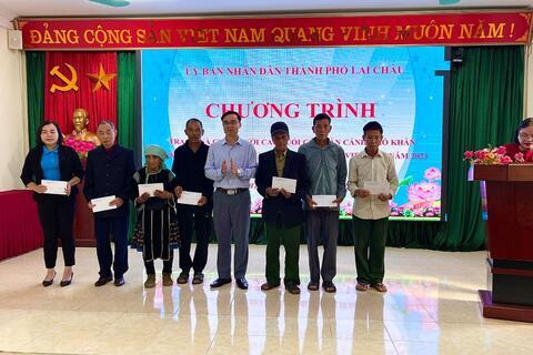 UBND thành phố Lai Châu trao quà cho người cao tuổi có hoàn cảnh khó khăn trên địa bàn