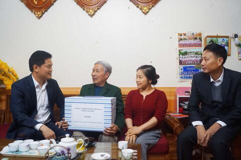 Phó Bí thư Thường trực Tỉnh ủy Vũ Mạnh Hà thăm, tặng quà người có công trên địa bàn thành phố Lai Châu