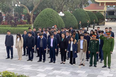 Các đồng chí lãnh đạo Thành phố viếng Nghĩa trang liệt sỹ tỉnh nhân kỷ niệm 20 năm chia tách, thành lập tỉnh Lai Châu
