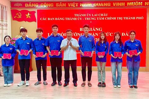 Bế giảng lớp bồi dưỡng nhận thức về Đảng khoá I,  năm 2024