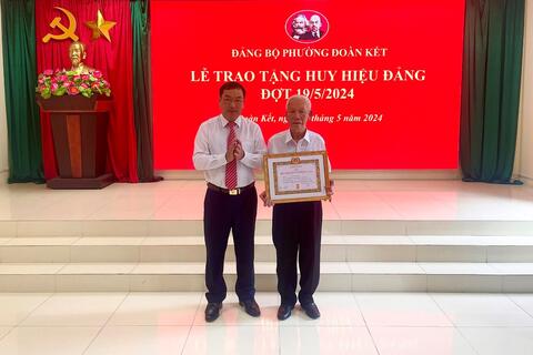 Đảng bộ phường Đoàn Kêt tổ chức trao tặng Huy hiệu Đảng đợt 19/5/2024