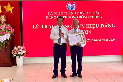 Đảng bộ phường Đông Phong, Đảng bộ phường Đoàn Kêt trao tặng Huy hiệu Đảng đợt 02/9/2024