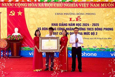 Lễ khai giảng năm học mới và đón Bằng công nhận Trường THCS Đông Phong đạt chuẩn Quốc gia mức độ 2
