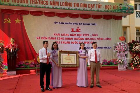 Trường TH&THCS Nậm Loỏng Khai giảng năm học mới và đón Bằng công nhận Trường đạt chuẩn Quốc gia mức độ 1
