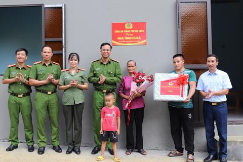 Công an thành phố Lai Châu trao nhà tình nghĩa cho gia đình khó khăn
