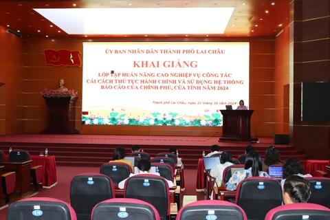 Khai giảng lớp tập huấn nâng cao nghiệp vụ công tác cải cách TTHC và sử dụng hệ thống báo cáo của Chính phủ, của Tỉnh