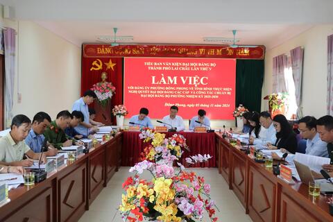 Tiểu ban văn kiện Đại hội Đảng bộ thành phố lần thứ V làm việc với phường Đông Phong