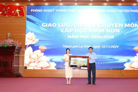 Giao lưu, chia sẻ chuyên môn cấp học mầm non giữa thành phố Lai Châu và huyện Phong Thổ