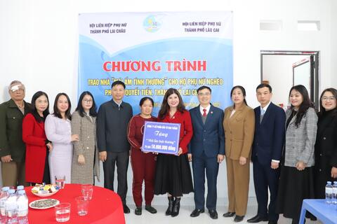 Hội LHPN thành phố Lai Châu, thành phố Lào Cai trao nhà "Mái ấm tình thương" cho hộ nghèo