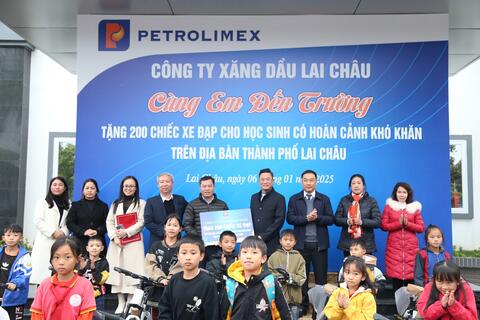 Chương trình "Cùng em đến trường" tặng xe đạp cho học sinh có hoàn cảnh khó khăn trên địa bàn thành phố Lai Châu