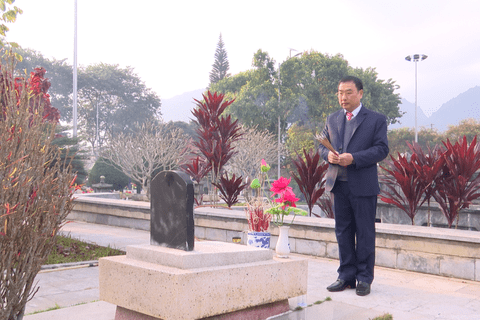 Đoàn đại biểu thành phố viếng Nghĩa trang Liệt sỹ, dâng hoa Tượng đài Bác Hồ và Nhân dân các dân tộc tỉnh Lai Châu