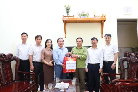Đoàn công tác của tỉnh, thành phố thăm và tặng quà gia đình người có công với cách mạng trên địa bàn thành phố Lai Châu nhân dịp 30/4