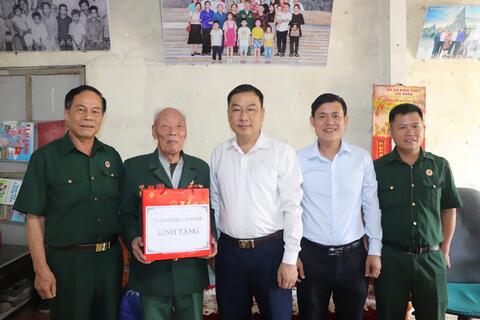 Bí thư Thành ủy Tống Thanh Bình thăm và tặng quà Cựu chiến binh thời kỳ chống Pháp nhân kỷ niệm 71 năm chiến thắng Điện Biên Phủ
