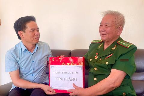 Chủ tịch UBND thành phố Nguyễn Văn Nghiệp thăm và tặng quà Cựu chiến binh thời kỳ chống Pháp nhân kỷ niệm 71 năm chiến thắng Điện Biên Phủ