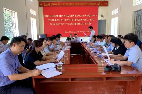 Đoàn kiểm tra xóa nhà tạm, nhà dột nát tỉnh làm việc với BCĐ xóa nhà tạm, nhà dột nát thành phố Lai Châu