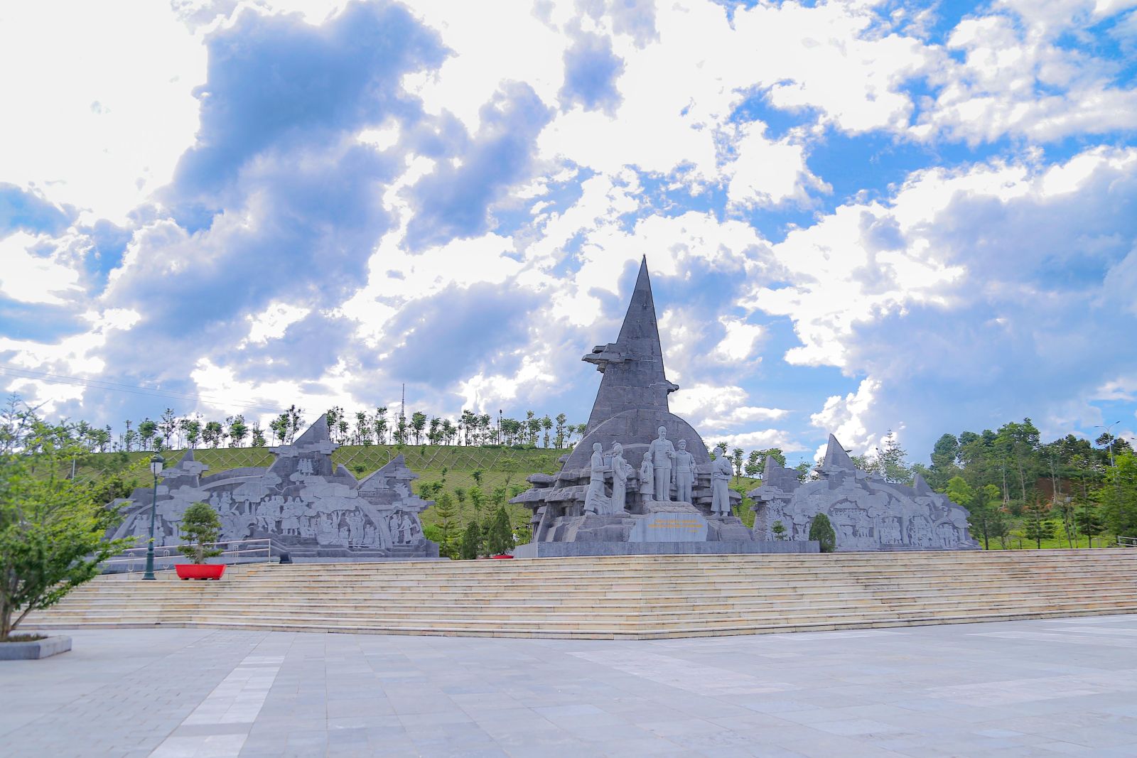 Tượng đài Bác Hồ với nhân dân các dân tộc Lai Châu - Địa điểm du lịch