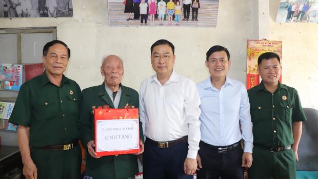 Bí thư Thành ủy Tống Thanh Bình thăm và tặng quà Cựu chiến binh thời kỳ chống Pháp nhân kỷ niệm 71 năm chiến thắng Điện Biên Phủ